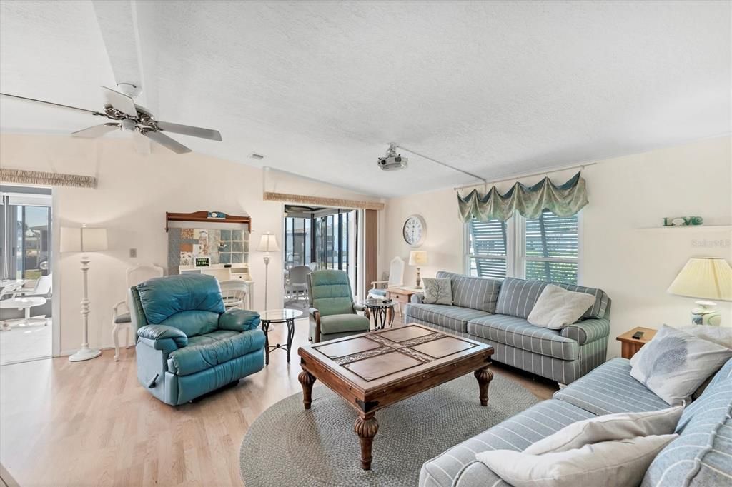 合同活跃: $185,000 (2 贝兹, 2 浴室, 1144 平方英尺)