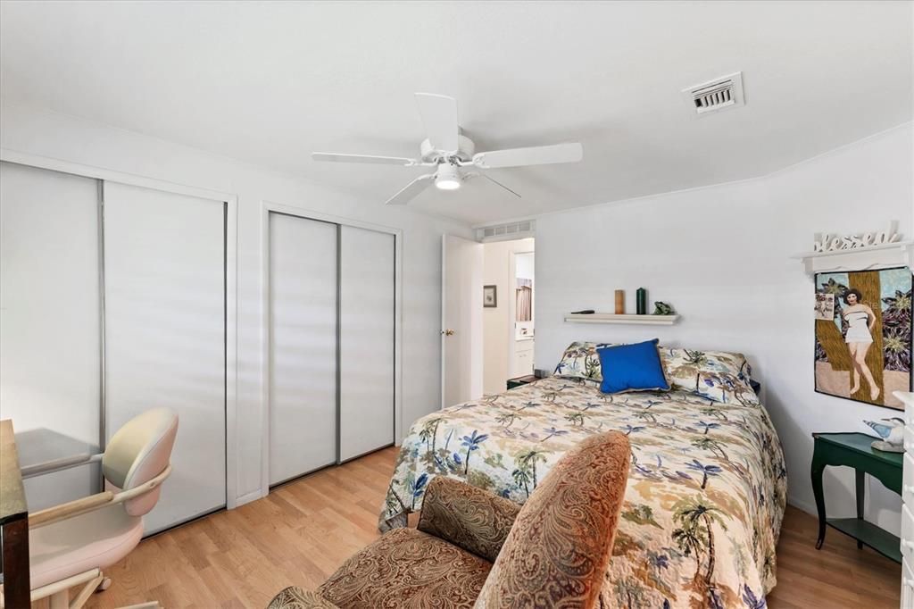 合同活跃: $185,000 (2 贝兹, 2 浴室, 1144 平方英尺)