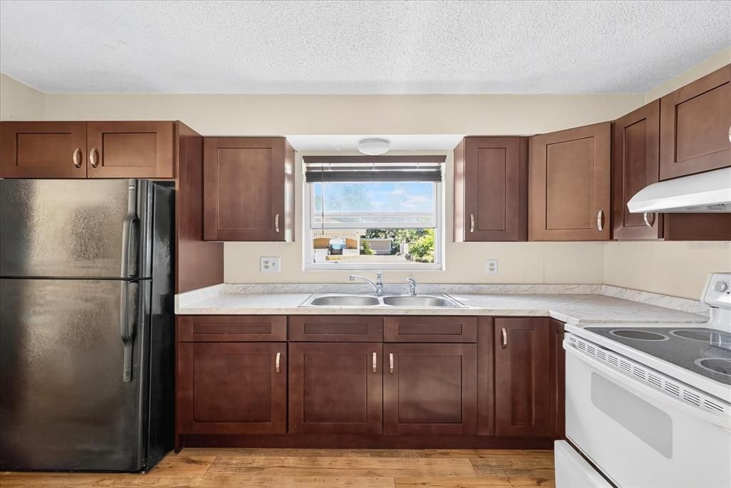 合同活跃: $579,000 (4 贝兹, 0 浴室, 1400 平方英尺)