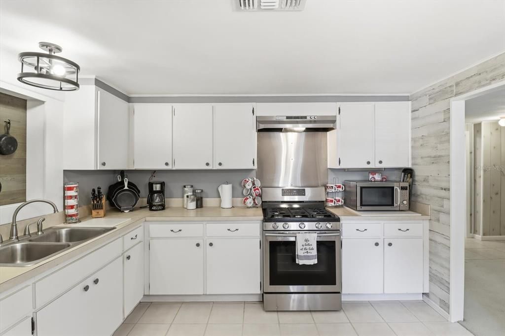 En Venta: $425,000 (3 camas, 2 baños, 2452 Pies cuadrados)