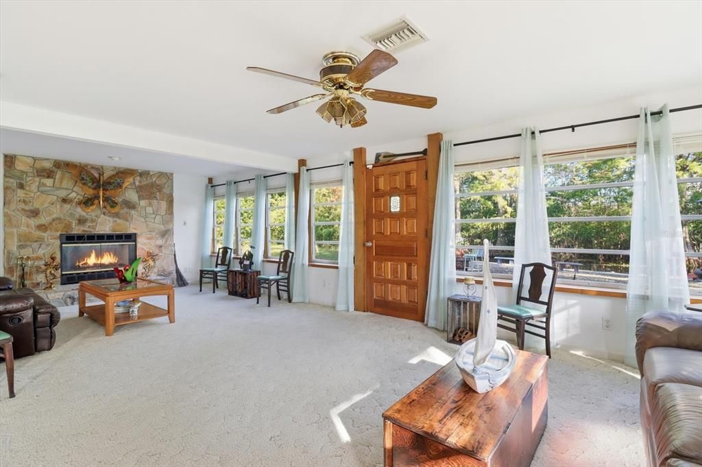 En Venta: $425,000 (3 camas, 2 baños, 2452 Pies cuadrados)