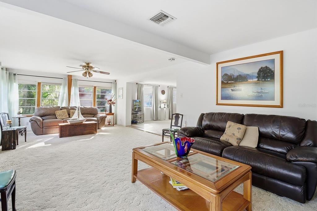 En Venta: $425,000 (3 camas, 2 baños, 2452 Pies cuadrados)