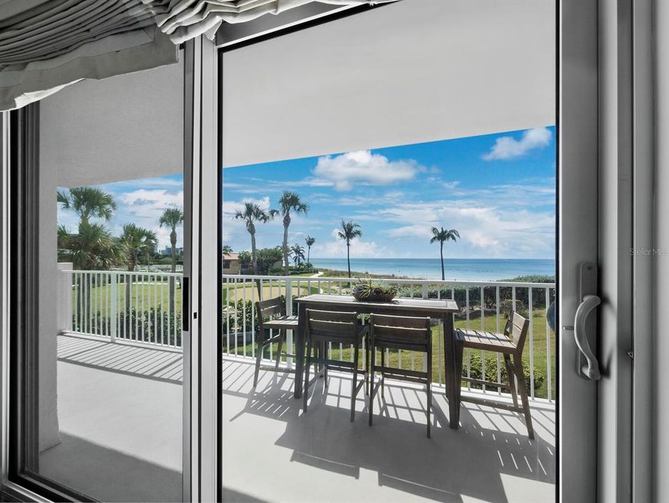 For Sale: $1,495,000 (2 beds, 2 baths, 1235 Square Feet)