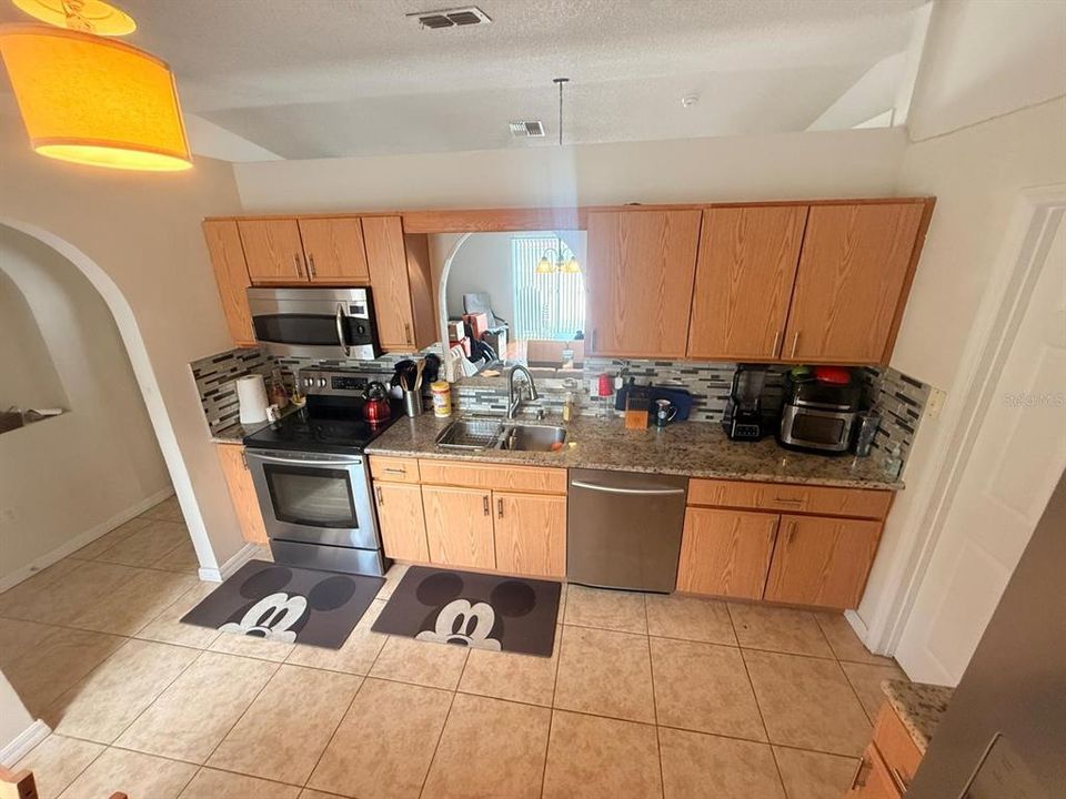 Active With Contract: $275,000 (3 beds, 2 baths, 1264 Square Feet)