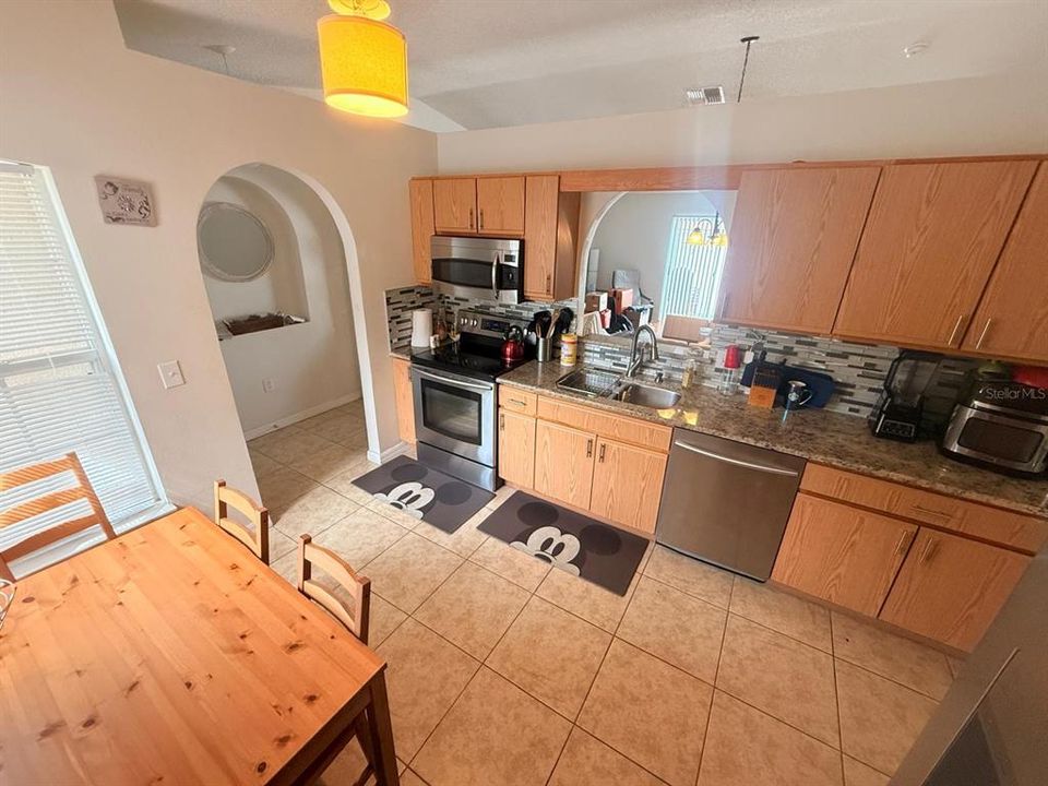 Active With Contract: $275,000 (3 beds, 2 baths, 1264 Square Feet)