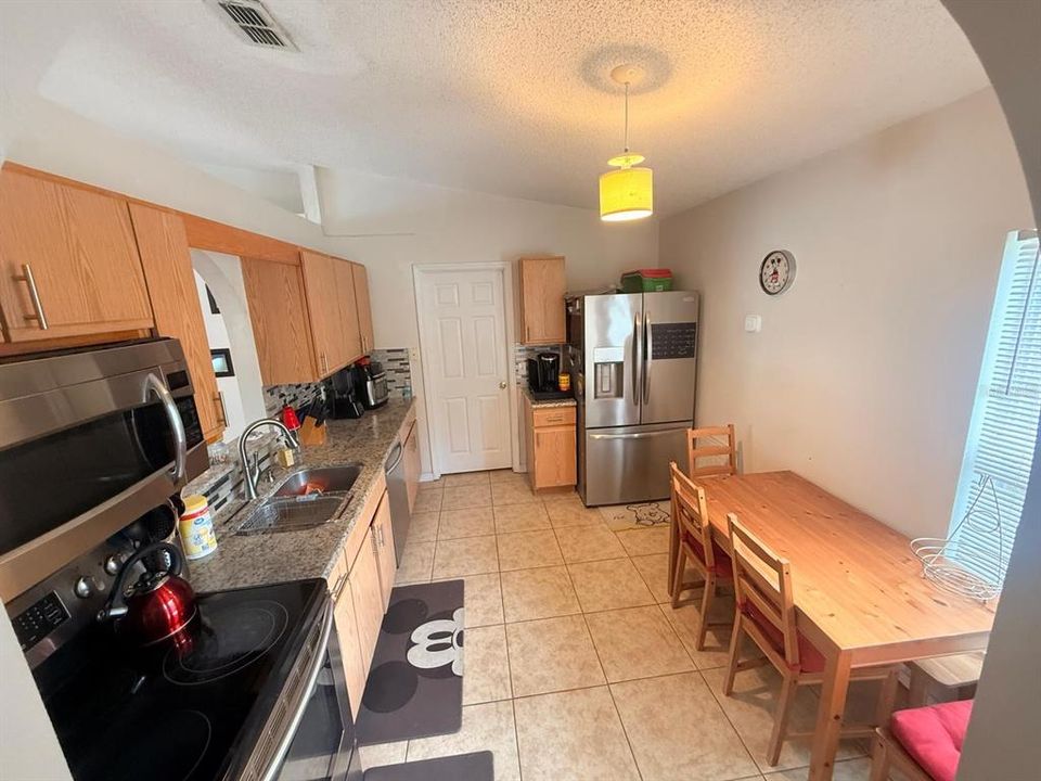 Active With Contract: $275,000 (3 beds, 2 baths, 1264 Square Feet)