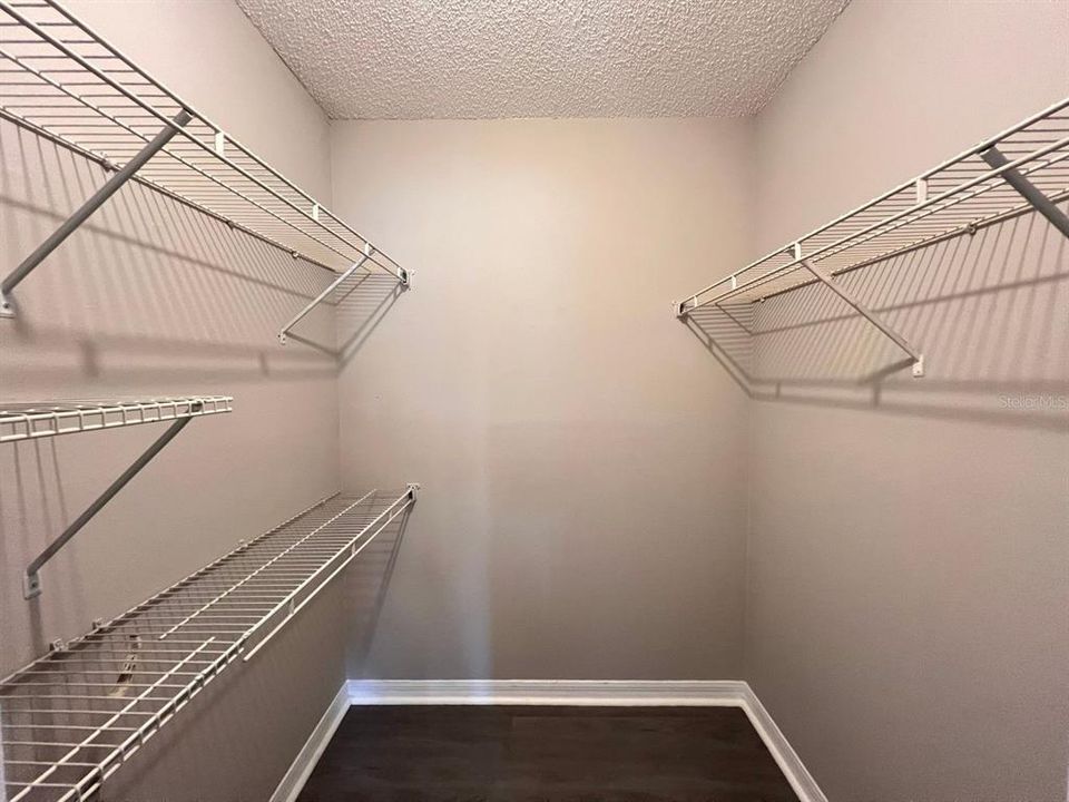 For Rent: $1,350 (1 beds, 1 baths, 722 Square Feet)