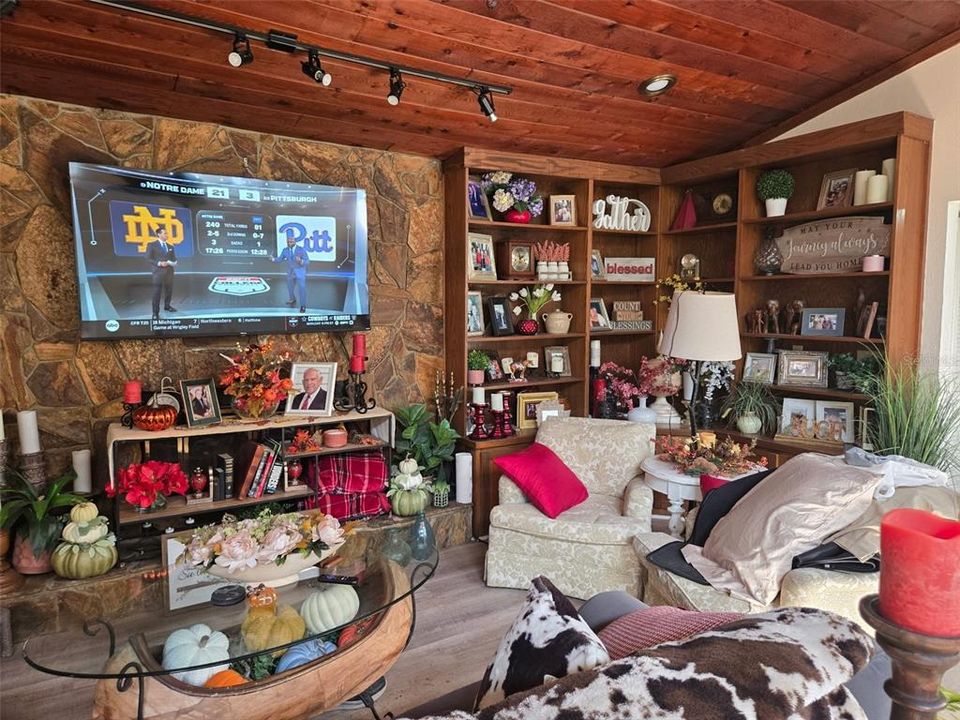 For Sale: $955,000 (4 beds, 2 baths, 2834 Square Feet)