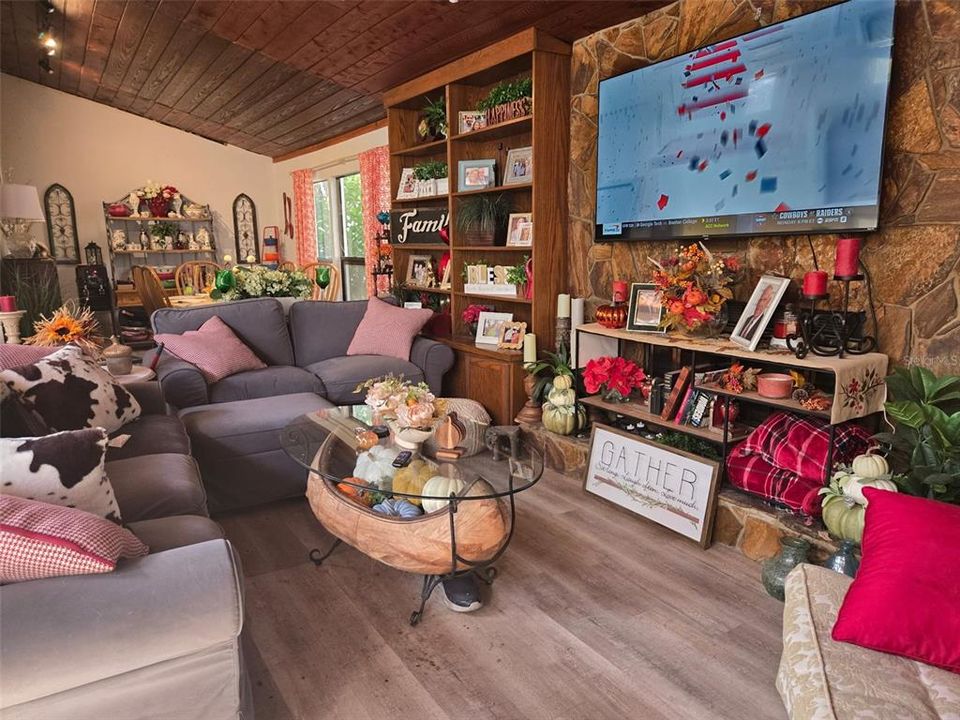 For Sale: $955,000 (4 beds, 2 baths, 2834 Square Feet)