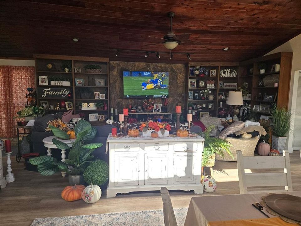 For Sale: $955,000 (4 beds, 2 baths, 2834 Square Feet)