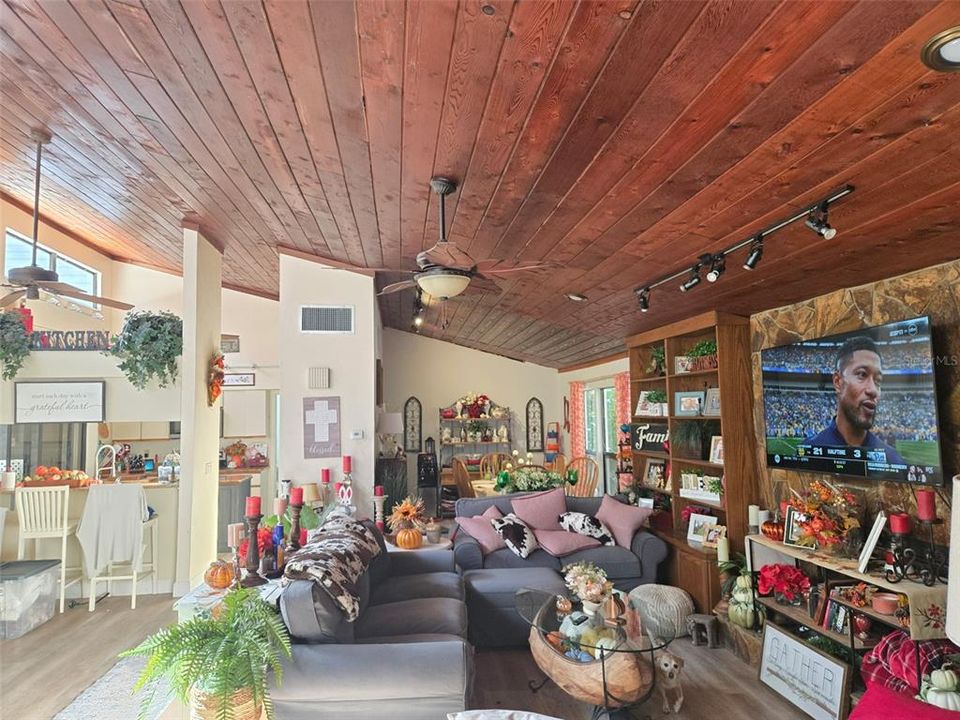 For Sale: $955,000 (4 beds, 2 baths, 2834 Square Feet)