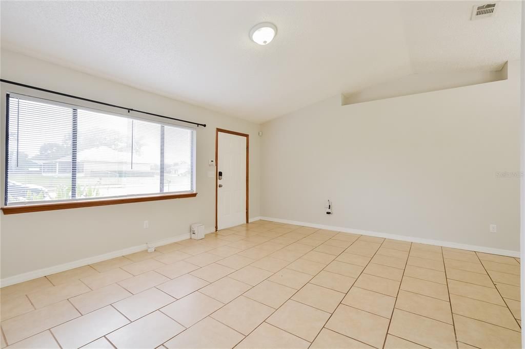 合同活跃: $264,900 (3 贝兹, 2 浴室, 1109 平方英尺)