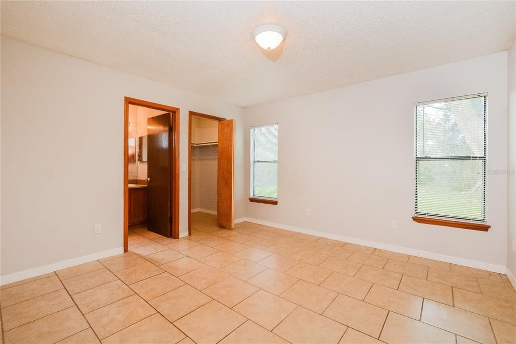 合同活跃: $264,900 (3 贝兹, 2 浴室, 1109 平方英尺)