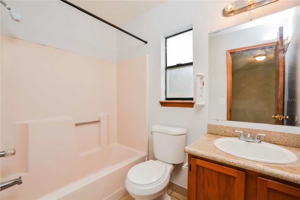 合同活跃: $264,900 (3 贝兹, 2 浴室, 1109 平方英尺)