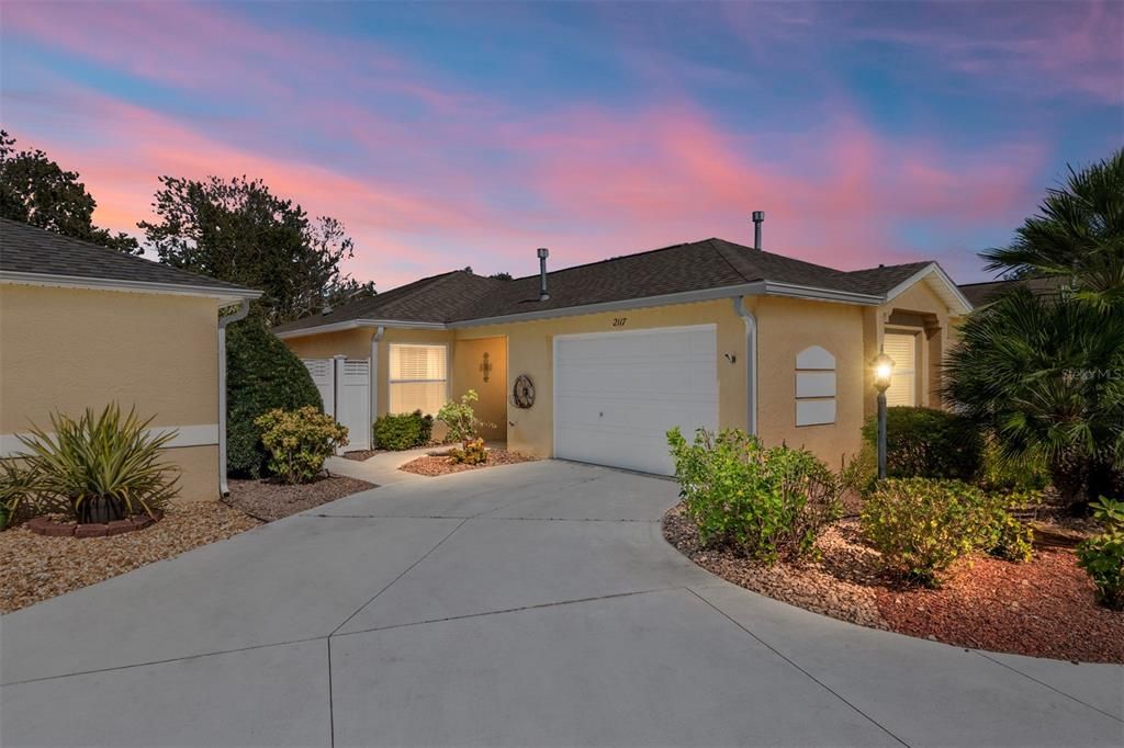 最近售出: $299,900 (2 贝兹, 2 浴室, 1132 平方英尺)