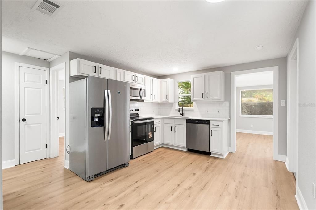 Active With Contract: $269,900 (2 beds, 1 baths, 1066 Square Feet)