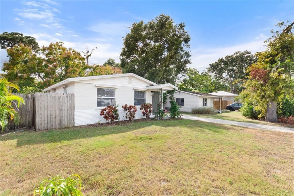 Active With Contract: $269,900 (2 beds, 1 baths, 1066 Square Feet)