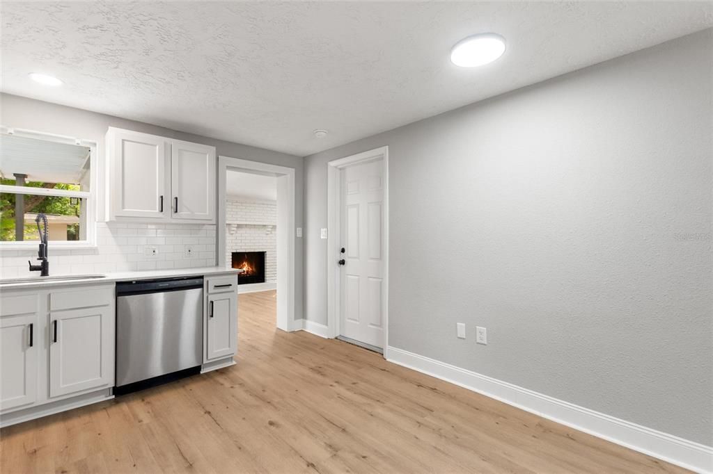 Active With Contract: $269,900 (2 beds, 1 baths, 1066 Square Feet)