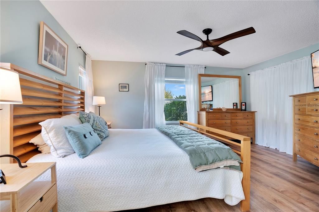 Active With Contract: $242,000 (2 beds, 2 baths, 1288 Square Feet)