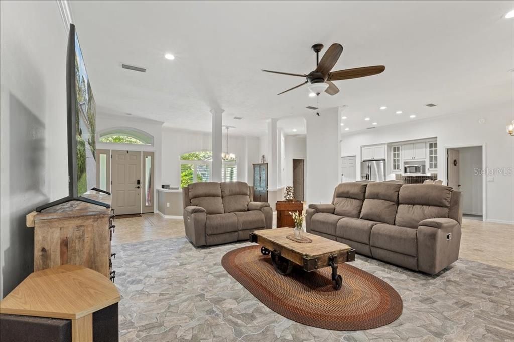 合同活跃: $660,000 (3 贝兹, 2 浴室, 2326 平方英尺)