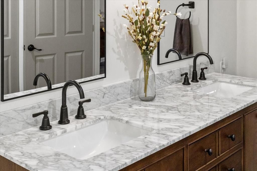 合同活跃: $660,000 (3 贝兹, 2 浴室, 2326 平方英尺)