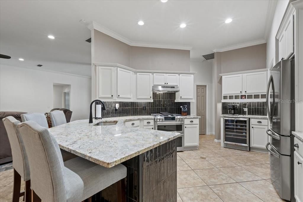 合同活跃: $660,000 (3 贝兹, 2 浴室, 2326 平方英尺)