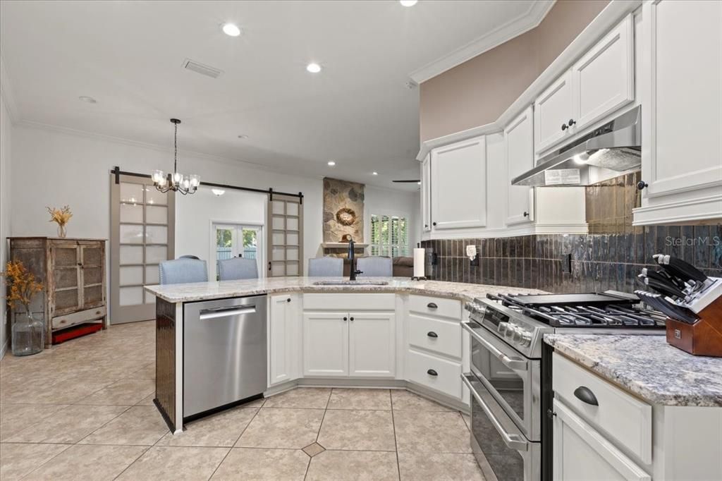 合同活跃: $660,000 (3 贝兹, 2 浴室, 2326 平方英尺)