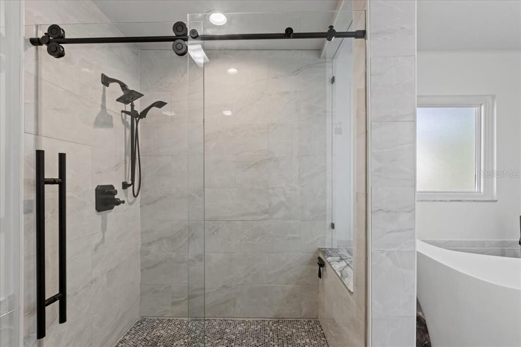 合同活跃: $660,000 (3 贝兹, 2 浴室, 2326 平方英尺)