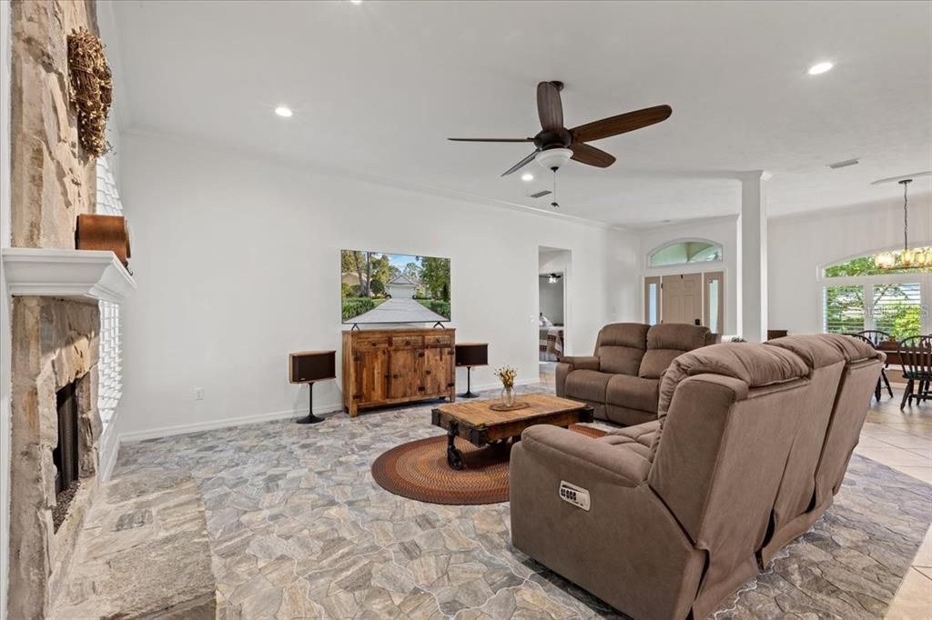 合同活跃: $660,000 (3 贝兹, 2 浴室, 2326 平方英尺)