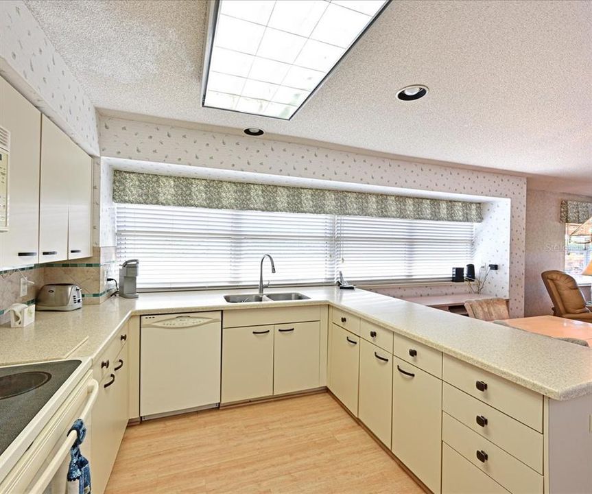 For Sale: $345,000 (2 beds, 2 baths, 1767 Square Feet)