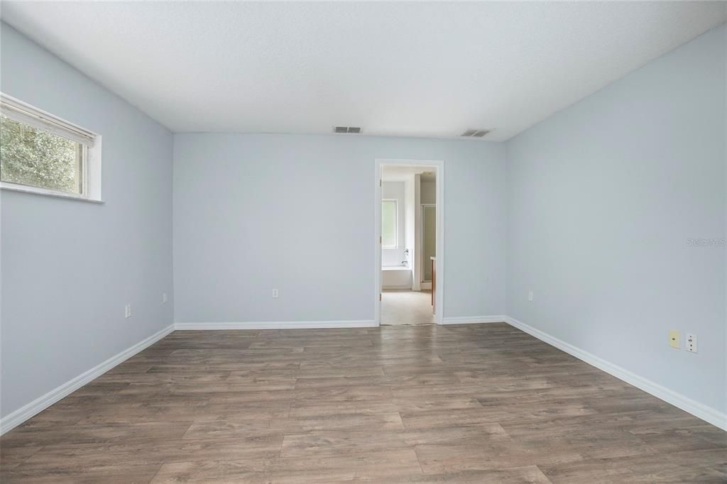 For Rent: $2,100 (3 beds, 2 baths, 1402 Square Feet)