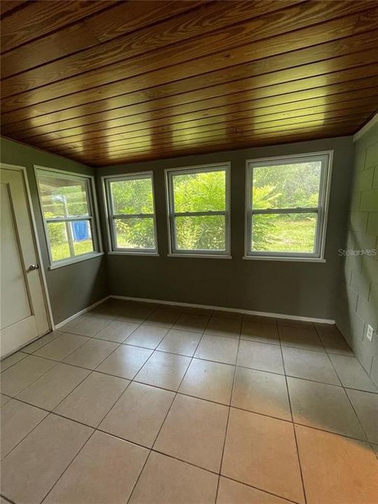 For Rent: $1,750 (3 beds, 1 baths, 1118 Square Feet)