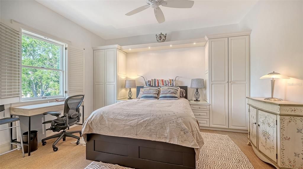 En Venta: $695,000 (2 camas, 2 baños, 1890 Pies cuadrados)