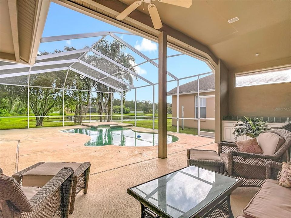 合同活跃: $647,000 (4 贝兹, 3 浴室, 2880 平方英尺)