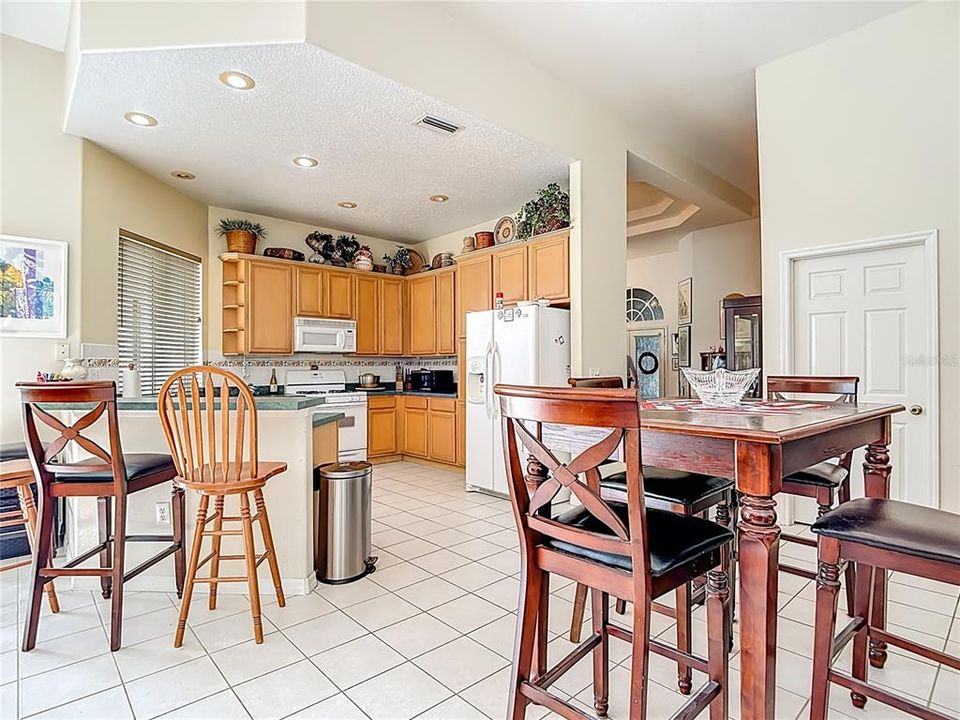 合同活跃: $647,000 (4 贝兹, 3 浴室, 2880 平方英尺)