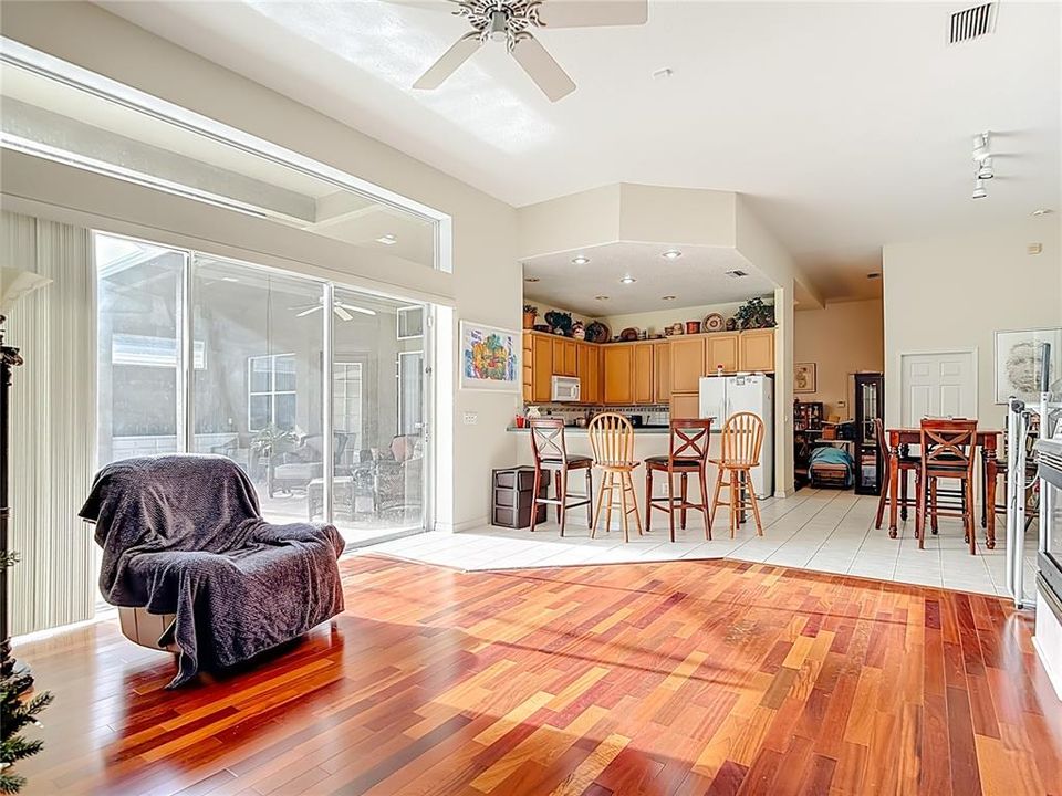 合同活跃: $647,000 (4 贝兹, 3 浴室, 2880 平方英尺)