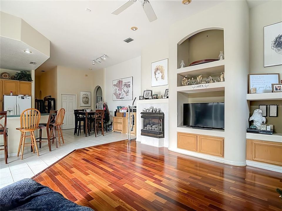 合同活跃: $647,000 (4 贝兹, 3 浴室, 2880 平方英尺)