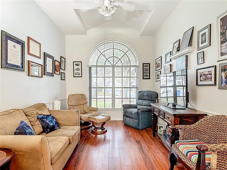 合同活跃: $647,000 (4 贝兹, 3 浴室, 2880 平方英尺)