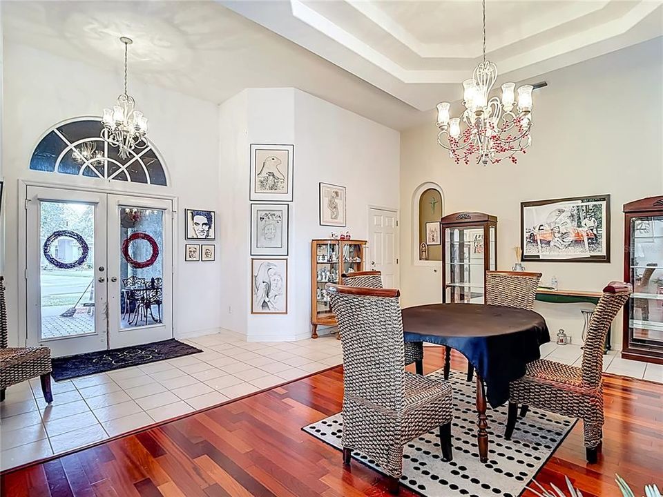 合同活跃: $647,000 (4 贝兹, 3 浴室, 2880 平方英尺)