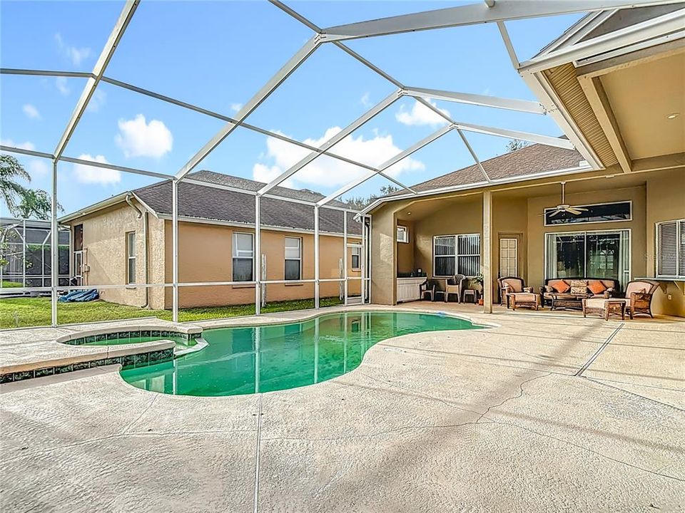 合同活跃: $647,000 (4 贝兹, 3 浴室, 2880 平方英尺)