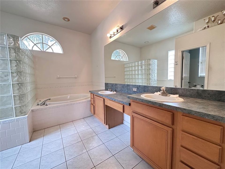 合同活跃: $647,000 (4 贝兹, 3 浴室, 2880 平方英尺)