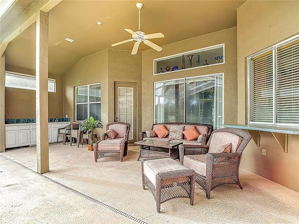 合同活跃: $647,000 (4 贝兹, 3 浴室, 2880 平方英尺)