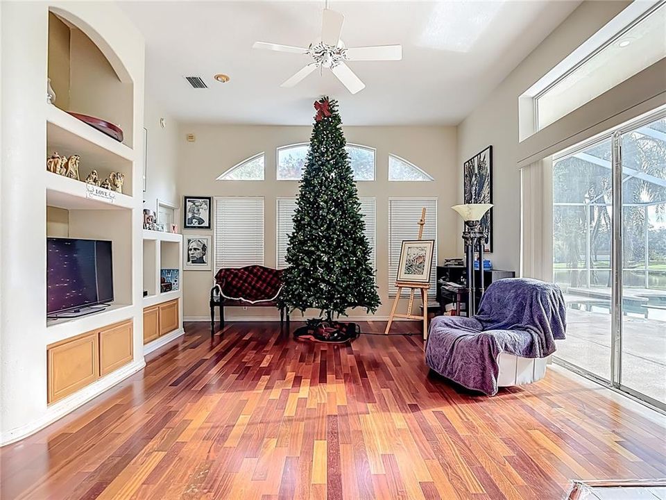 合同活跃: $647,000 (4 贝兹, 3 浴室, 2880 平方英尺)