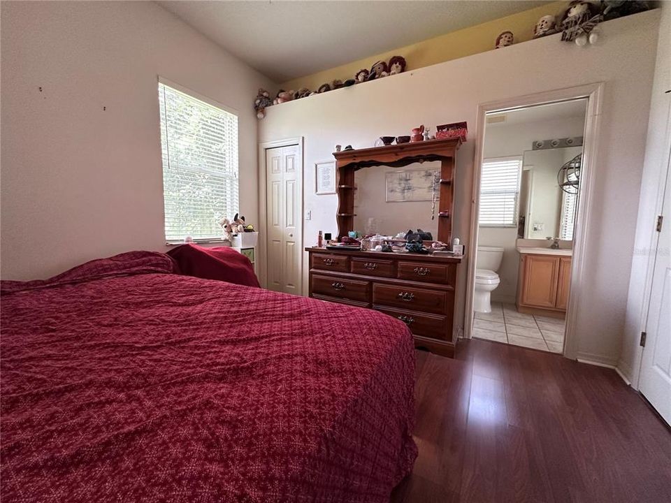 合同活跃: $647,000 (4 贝兹, 3 浴室, 2880 平方英尺)