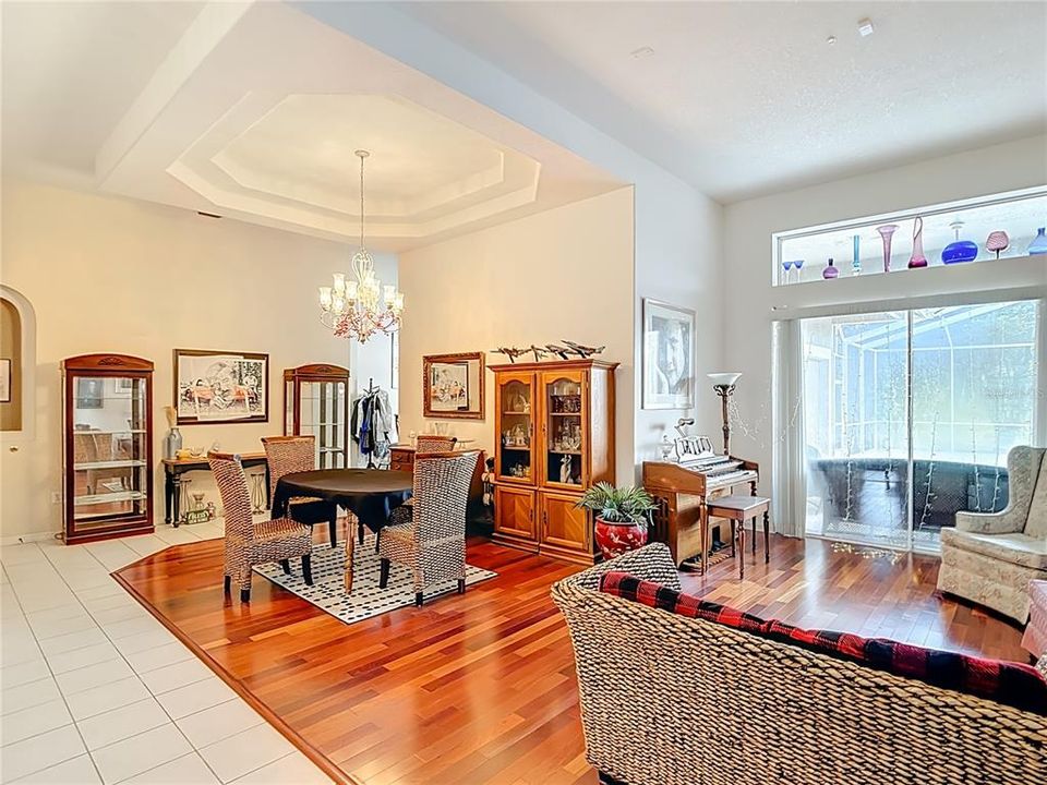 合同活跃: $647,000 (4 贝兹, 3 浴室, 2880 平方英尺)