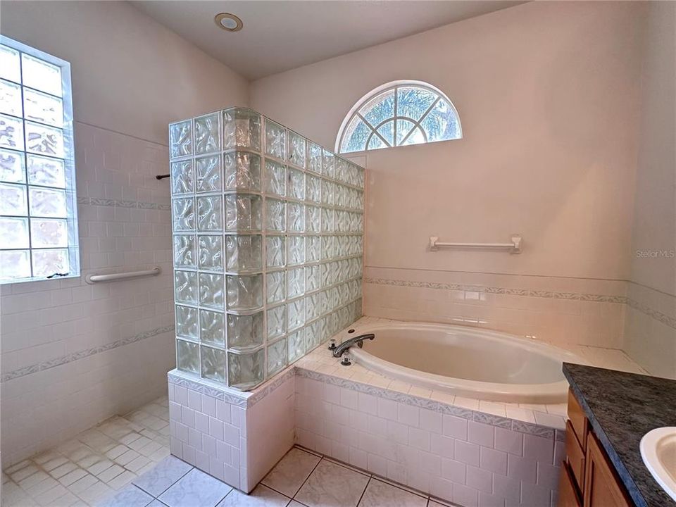 合同活跃: $647,000 (4 贝兹, 3 浴室, 2880 平方英尺)