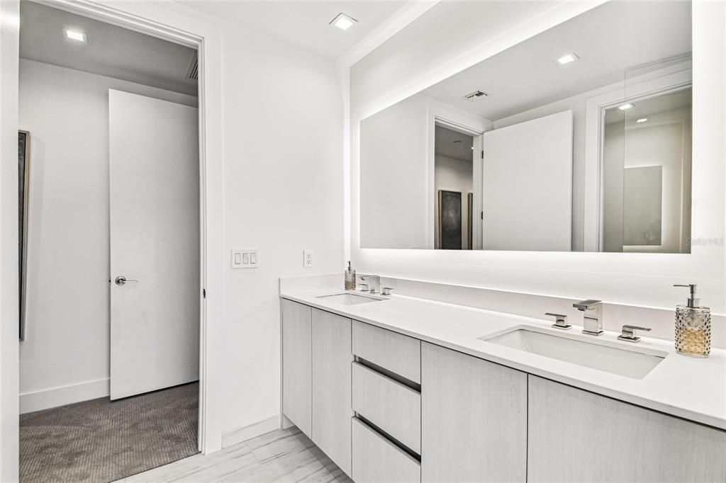 待售: $1,150,000 (2 贝兹, 2 浴室, 1704 平方英尺)