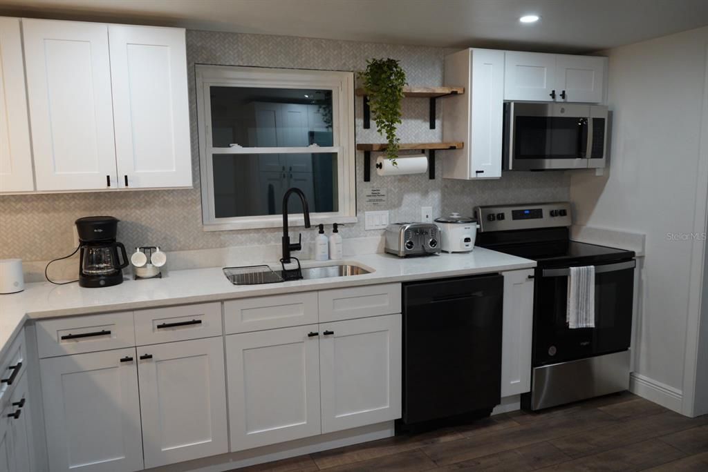 For Sale: $360,000 (3 beds, 2 baths, 1561 Square Feet)