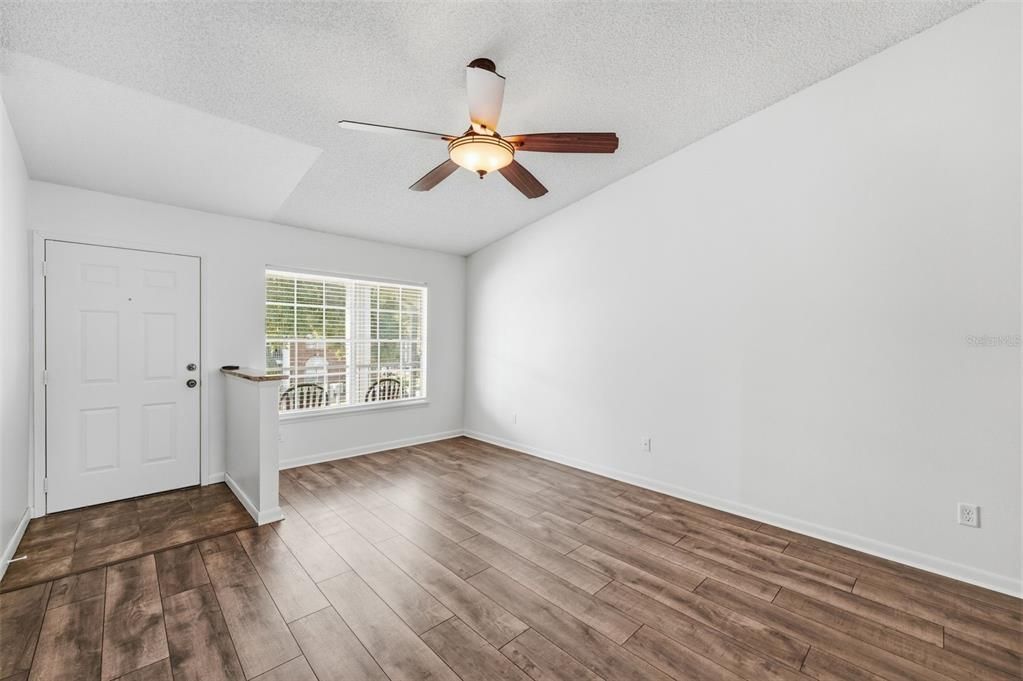 Active With Contract: $205,000 (2 beds, 2 baths, 919 Square Feet)