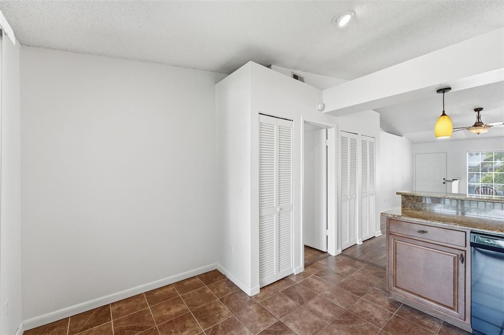 Active With Contract: $205,000 (2 beds, 2 baths, 919 Square Feet)